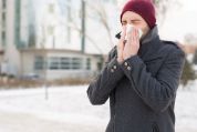Schnupfen Mann schnäuzt sich im Winter